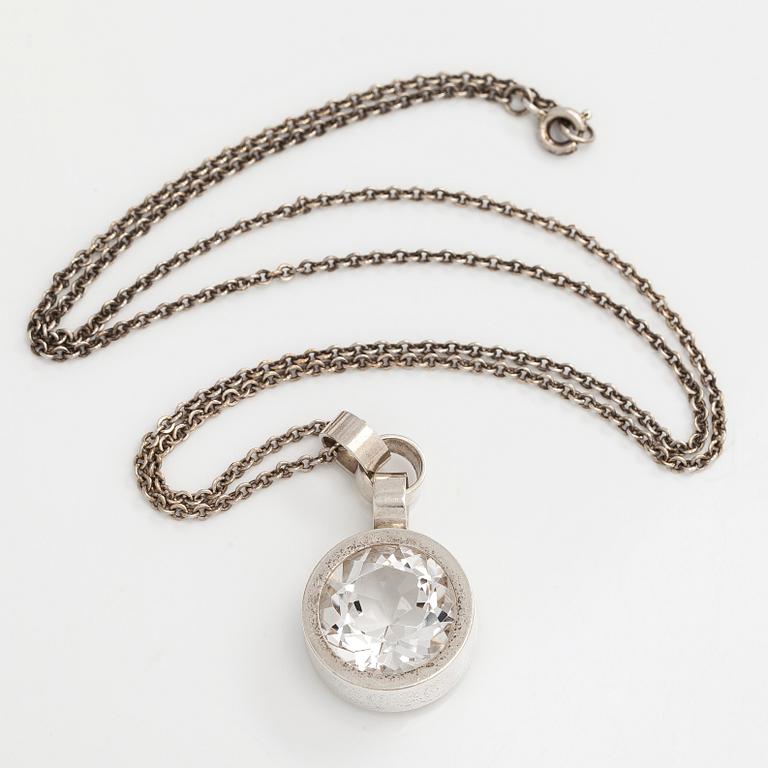 Elis Kauppi, halsband, silver och bergskristall. Kupittaan Kulta , Åbo 1965.