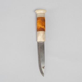 Thore Sunna, a reindeer horn knife.