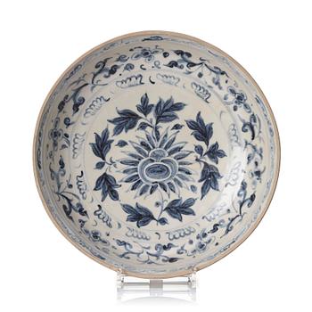 992. A blue and white dish, Vietnam, 15th/16th Century.