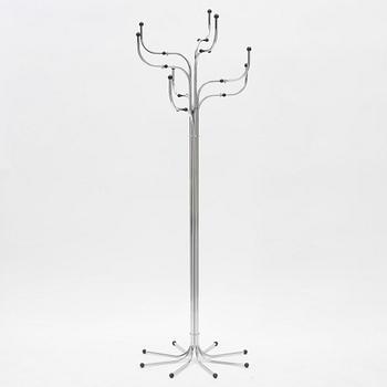 Sidse Werner, tamburmajor, "Coat Tree", Fritz Hansen, Danmark.