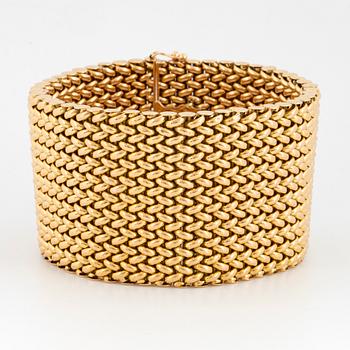 An 18K gold bracelet.