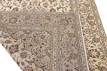 A Kashan carpet, a. 292 x 195 cm.