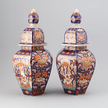 A pair of Japanese imari jars with covers, Meiji period (1868-1912).