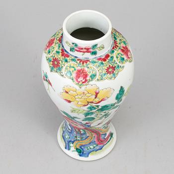 A famille rose export porcelain vase, Qing dynasty, 18-19th century.