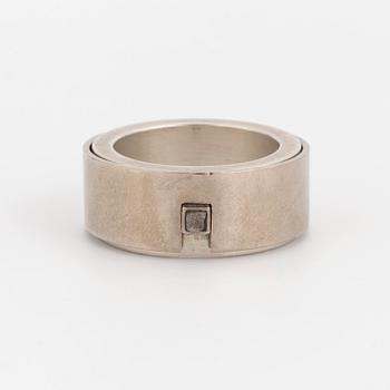 RING, Helena Edman, silver med oslipad diamant.