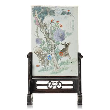 1076. A Chinese famille rose porcelain table screen with hardwood stand, 20th century.