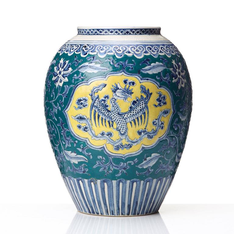 A dragon and phoenix vase, Qing dynasty, 19th Century.