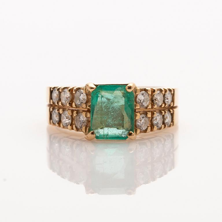 Ring, 18K gold with an emerald set in it and 12 brilliant-cut diamonds.
