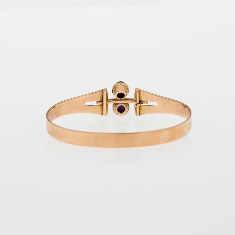 ARMBAND, cabochonslipade ametister, 14K guld. Holger Lindström, Helsingfors 1967.