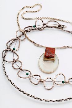3 silvercollier, malakitkulor, pärlemor och rött stenämne, virad halsring Georg Jensen.