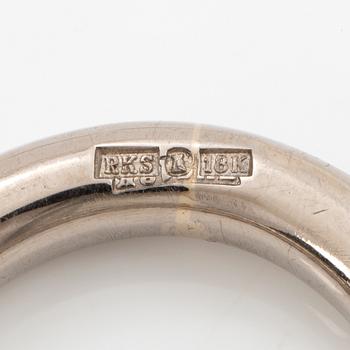 18K white gold and brilliant-cut diamond ring by Rolf Karlsson.