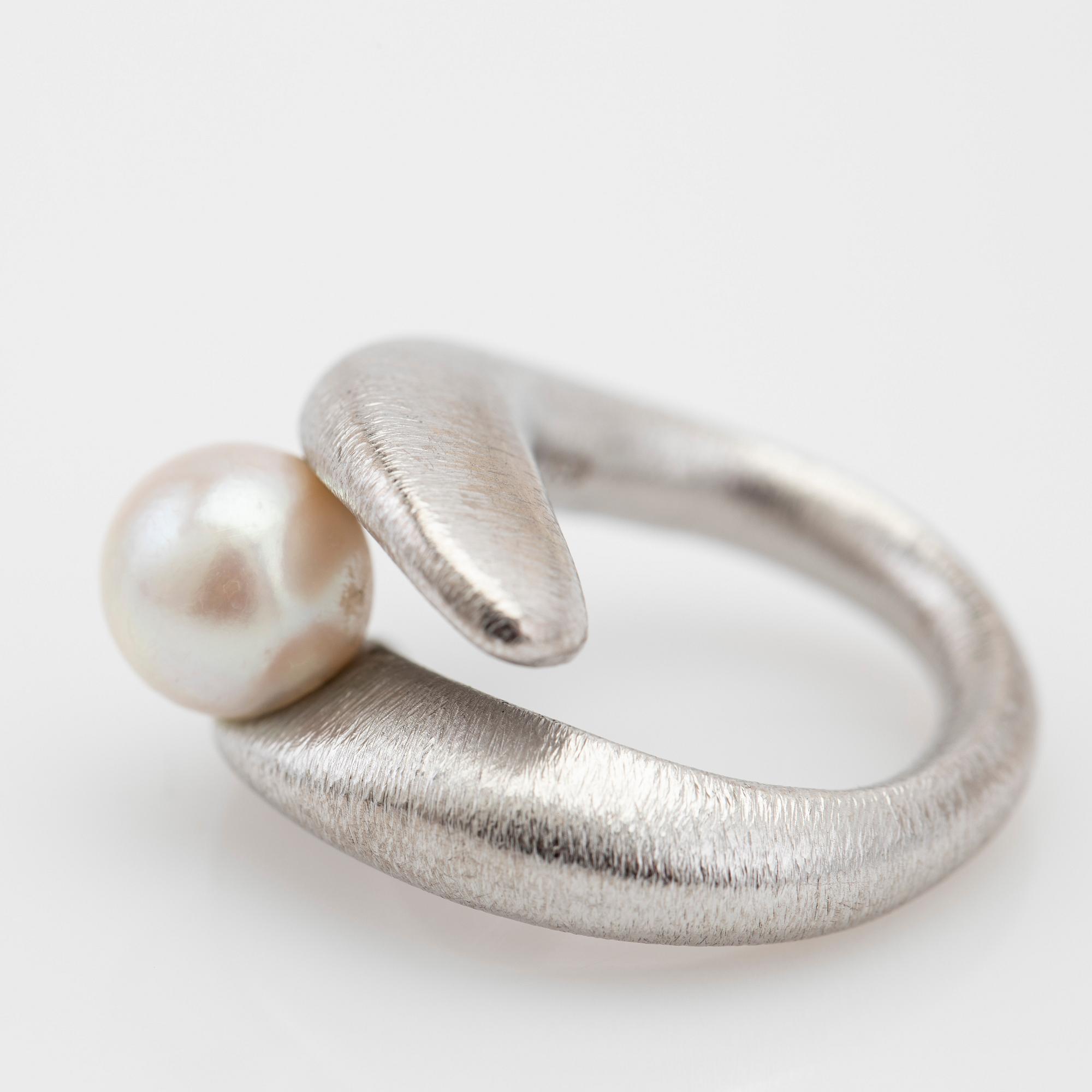 Ole Lynggaard, ring, 18k white gold with pearl.