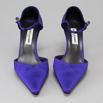 A pair of satin high heels by Manolo Blahnik, size 40.