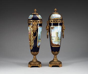 URNOR, ett par, porslin och metall. Frankrike, "Sèvres-stil", omkring 1900.