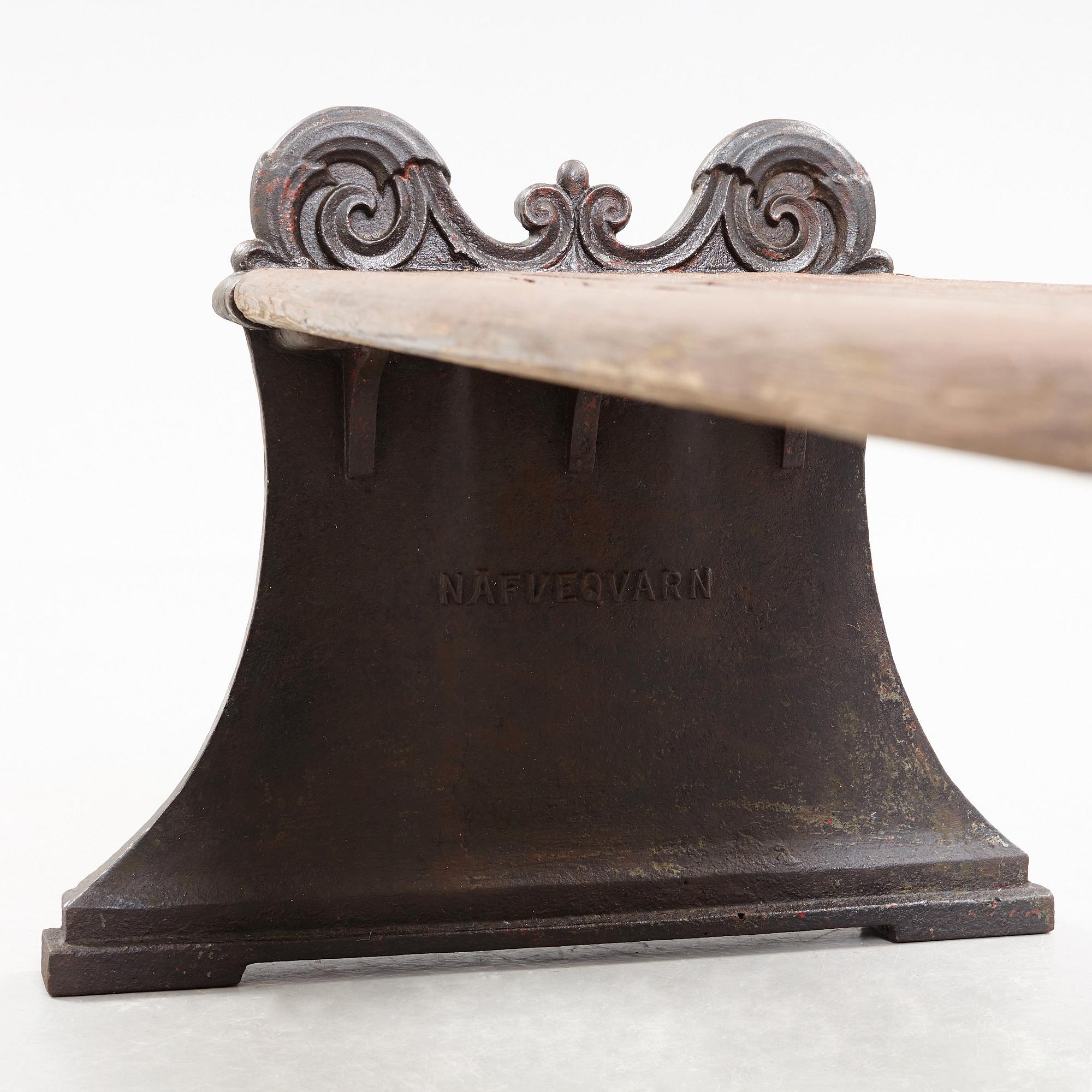 Folke Bensow, A Folke Bensow Swedish Grace cast iron bench 'Parkbänk Nr 1', Näfveqvarns Bruk.