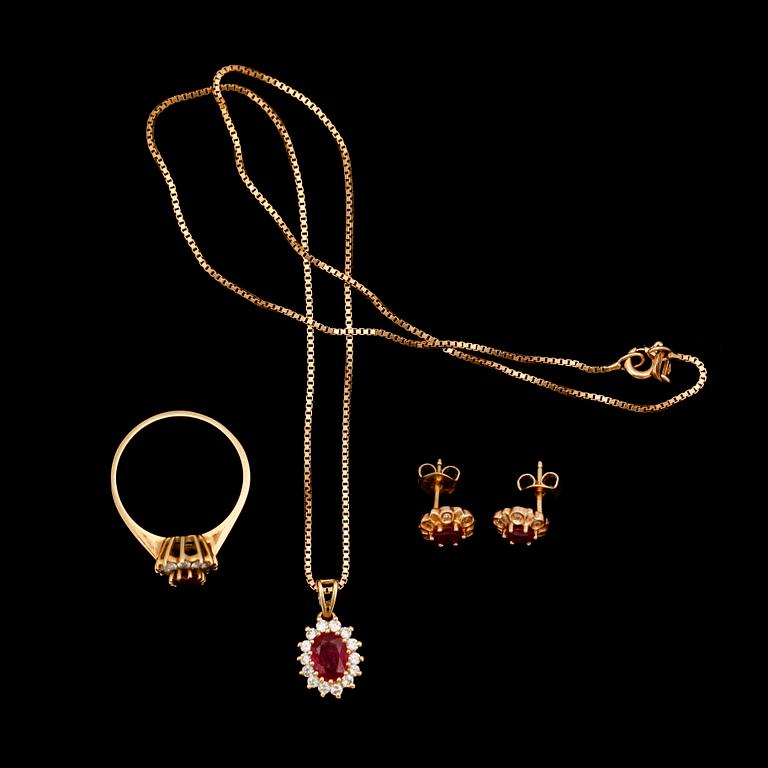 RING, HÄNGE MED KEDJA SAMT ÖRHÄNGEN, 1 par, 18 k guld, med rubiner samt små briljanter. Total vikt med stenar ca 10 g.