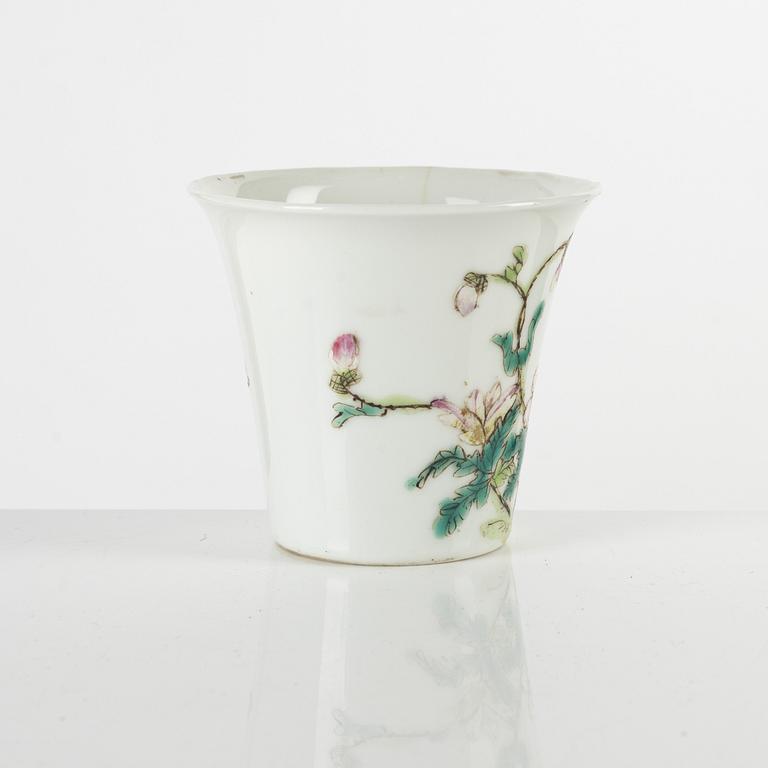 A famille rose wine cup, Qing dynasty (1644-1912).