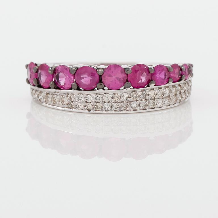 RING, 18K vitguld, diamanter tot ca 0.23 ct. och rubiner tot ca 1.30 ct.