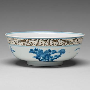 615. A blue and white bowl, Qing dynasty, Kangxi (1662-1722).