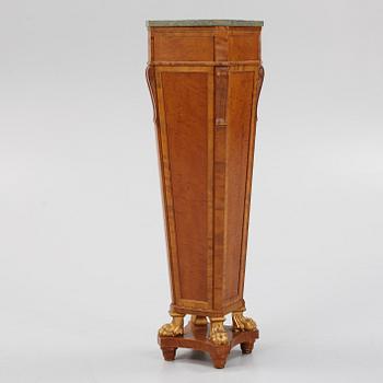 Piedestal, Louis XVI-stil, tidigt 1900-tal.