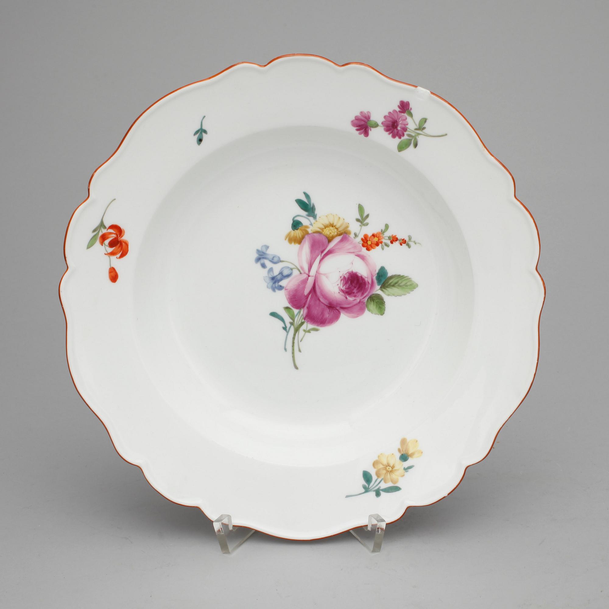 TALLRIKAR, 3 st porslin, Meissen, Marcolin respektive punkt period (1763-1814).