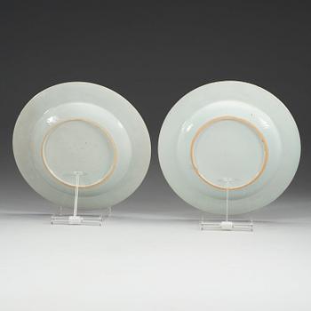 TALLRIKAR, ett par, kompaniporslin. Qing dynastin, Qianlong (1736-95).
