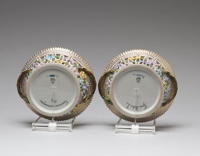 GALLERSKÅLAR med FAT, ett par, porslin. "Flora Danica", Royal Copenhagen, Danmark, 1900-talets mitt.