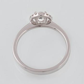 RING, 18K vitguld med briljantslipad diamant ca 0.52 ct. Vikt 3,1 gram.