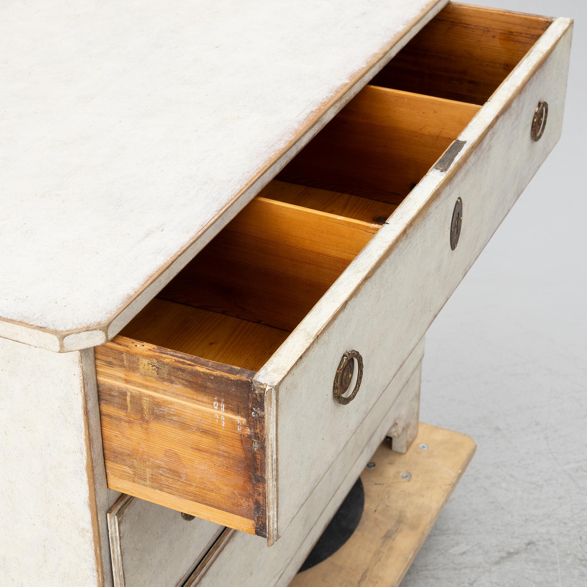 Chest of drawers, 19th Century.