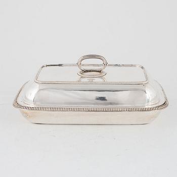 A pair of silver plated serving dishes with covers, first half of the 20th Century.