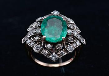 RING, smaragd ca 3.3 ct, briljantslipade diamanter ca 1.3 ct. 18K guld. Vikt 6,7 g.
