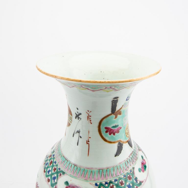 A Chinese porcelain vase 20th/21st century.