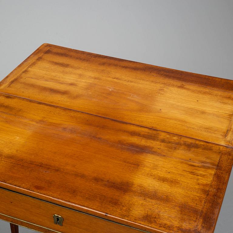 SPELBORD, ett par, sengustavianska, omkring år 1800.