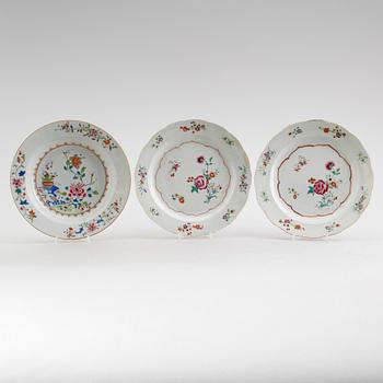 TALLRIKAR, 3 st (2+1), porslin, Kina, Qianlong 1736-1795.