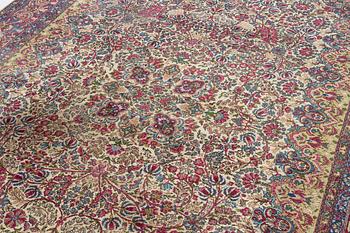 A Kerman carpet, approx. 420 x 300 cm.