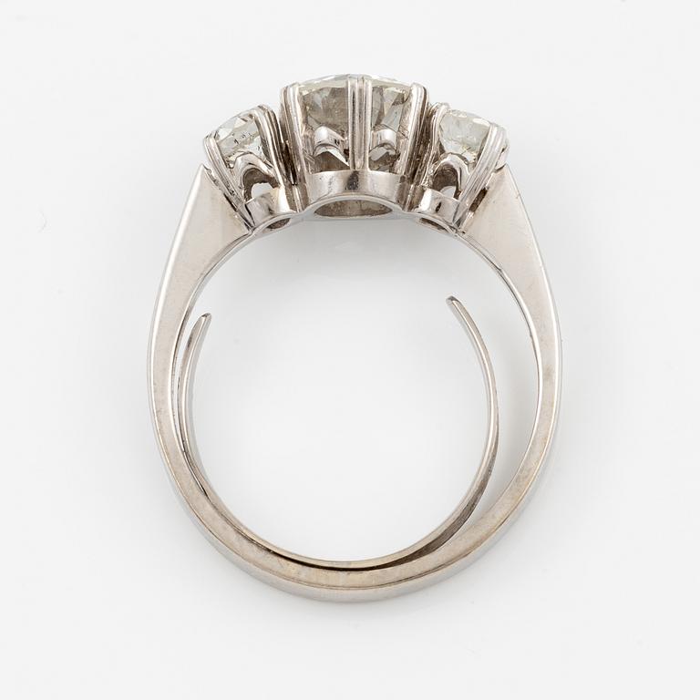 Ring, three-stone ring, 18K white gold with three brilliant-cut diamonds.