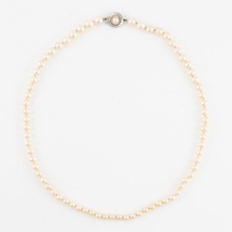 Necklace, with graduated cultured pearls.