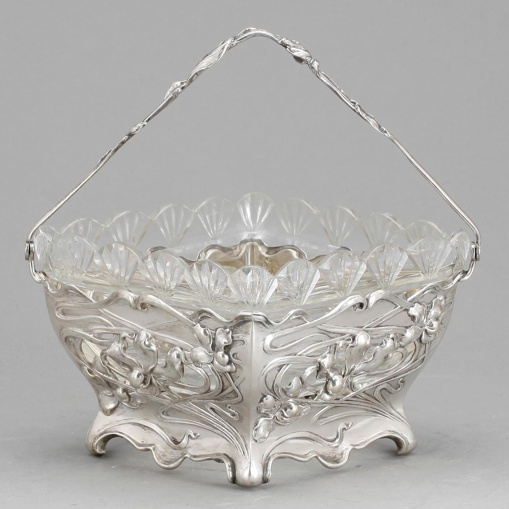 KONFEKTSKÅL, låghaltigt silver, jugend, Tyskland, 1900-talets början. Vikt ca210g.