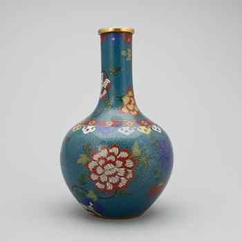 VAS, cloisonne, Kina 1900-tal.