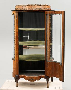 VITRINSKÅP, Louis XVI-stil, 1900-talets första hälft.