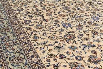 A carpet, Kashan, ca 474 x 320 cm.