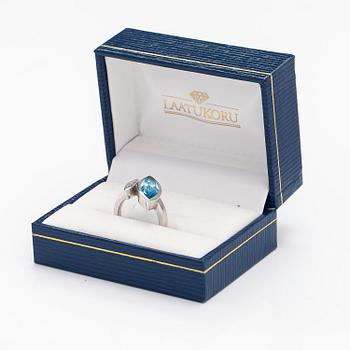 RING, 14K vitguld, topas, diamanter ca 0.05 ct tot.