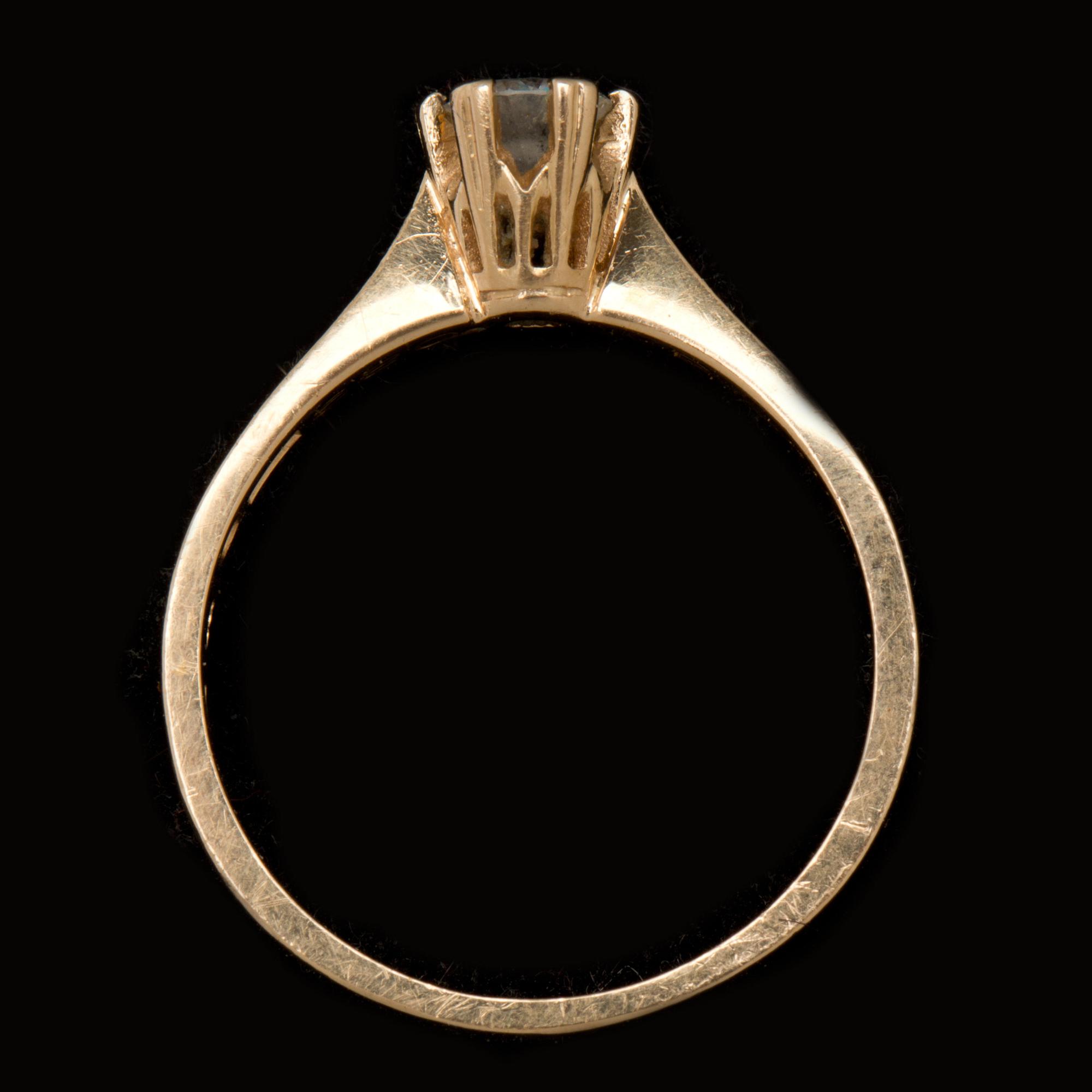 RING, 18 k guld med solitär briljantslipad diamant ca 0,29 ct. Vikt ca 4 g.