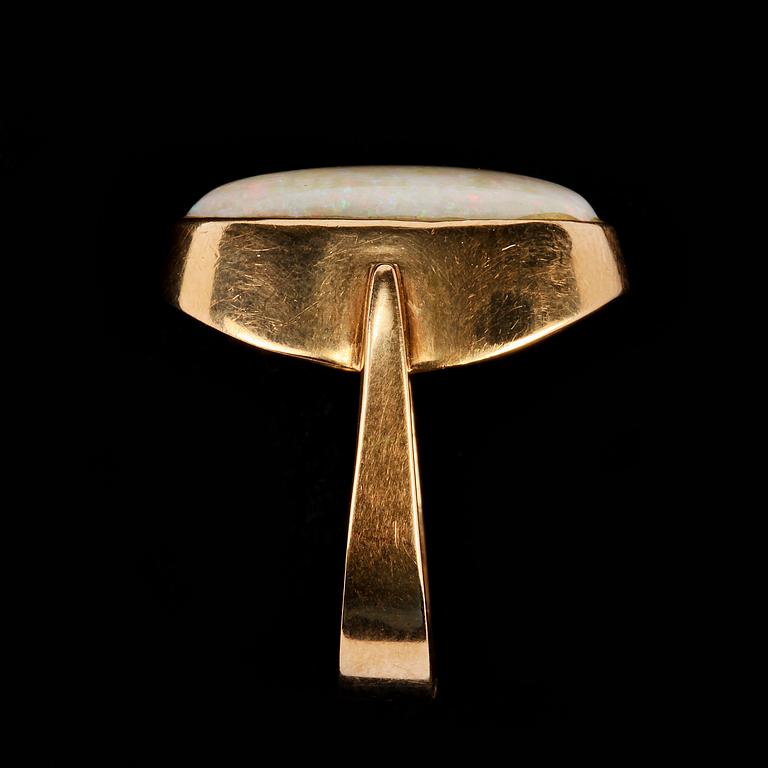 RING, 14k guld med cabochonslipad vit opal, Helsingfors, Finland, 1960. Vikt 7 g.