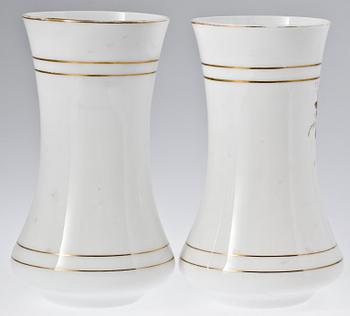 VASER, ett par, opalinglas. 1800/1900-tal.