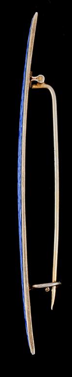 BROSCH, förgyllt silver med blå emalj, CG Hallberg, Stockholm, 1925. Vikt 5 g.