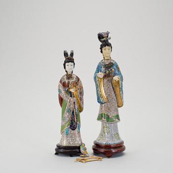 FIGURINER, 2 st, cloissonné, Kina, 1900-tal.