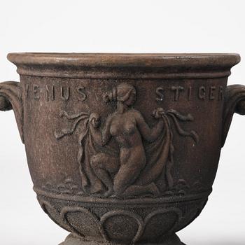 Ivar Johnsson, trädgårdsurnor, ett par, "Venus", Näfveqvarns bruk, Swedish Grace.