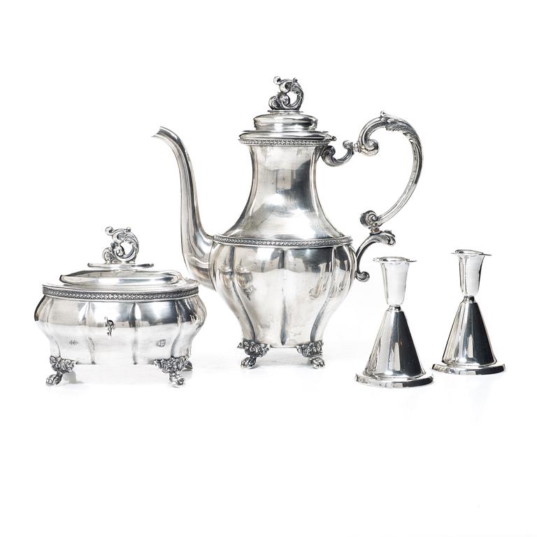 Kaffekanna och sockerskrin, samt ett par ljusstakar, silver, bl a AG Dufva, Stockholm 1910.
