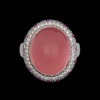 A cabochon cut rose quartz ring, set with brilliant cut diamonds tot. 0.74 cts, and pink sapphires 1.44 cts.